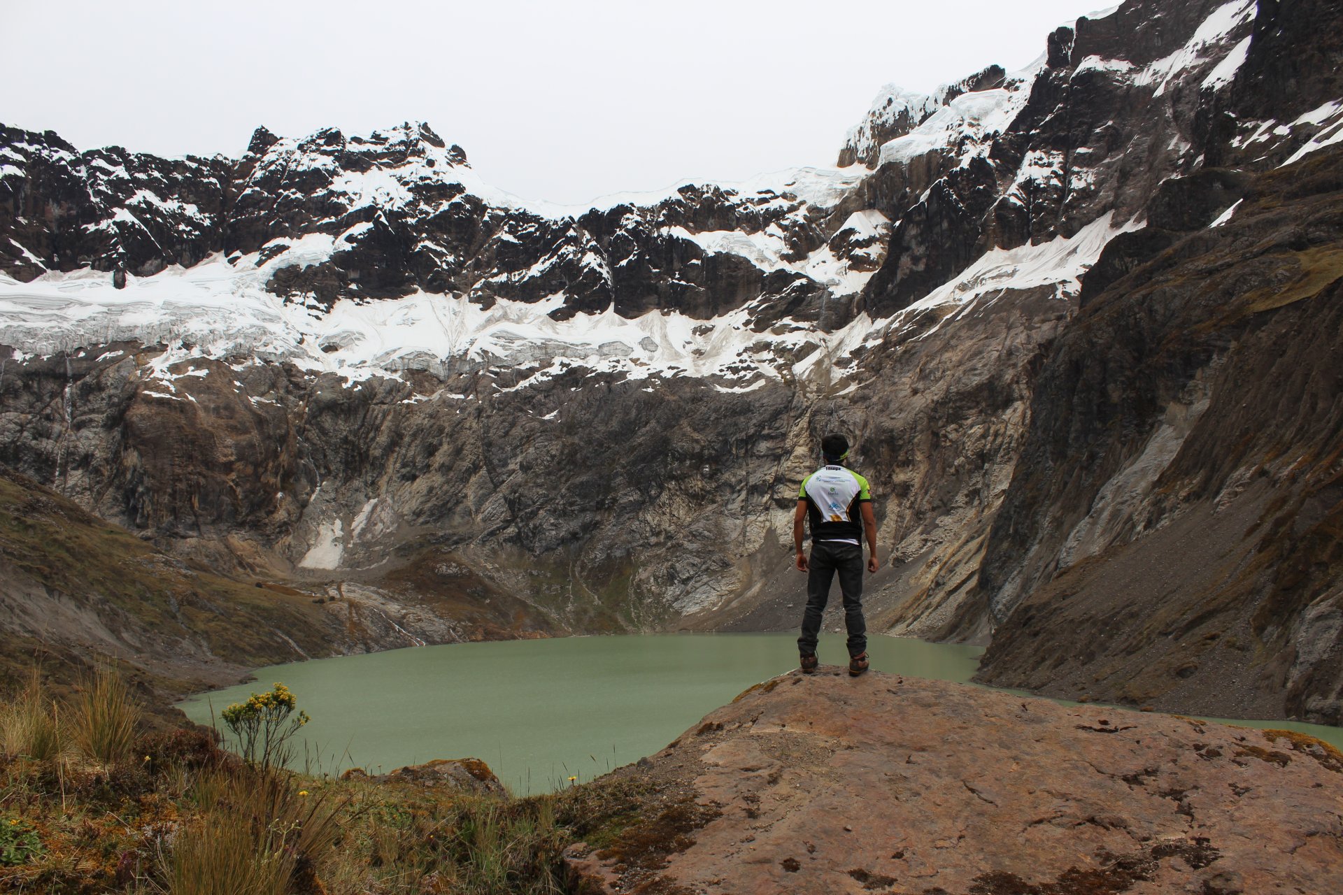  Foto Discover the most challenging hiking trails in Ecuador.