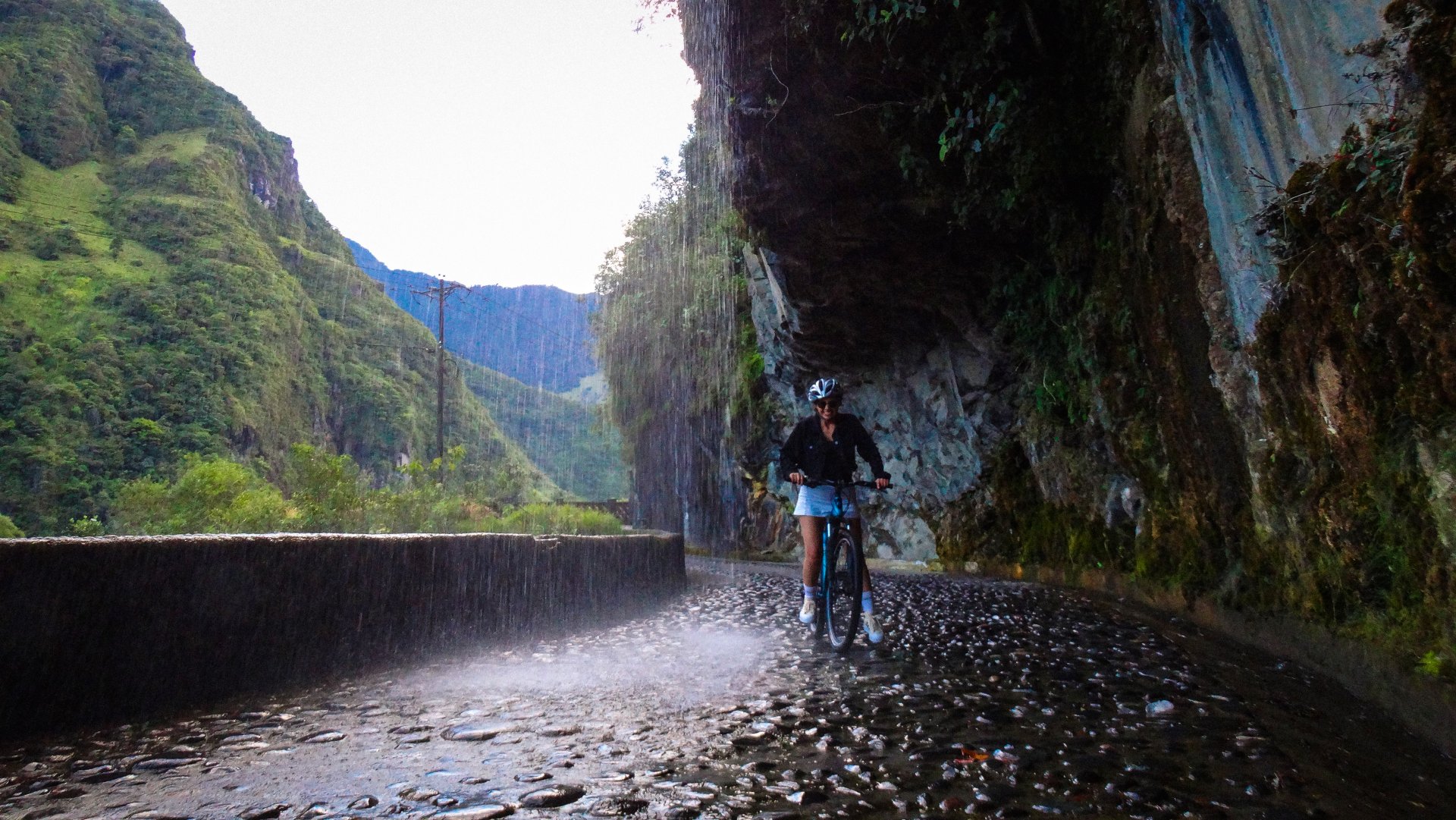  Foto Public transportation in Ecuador