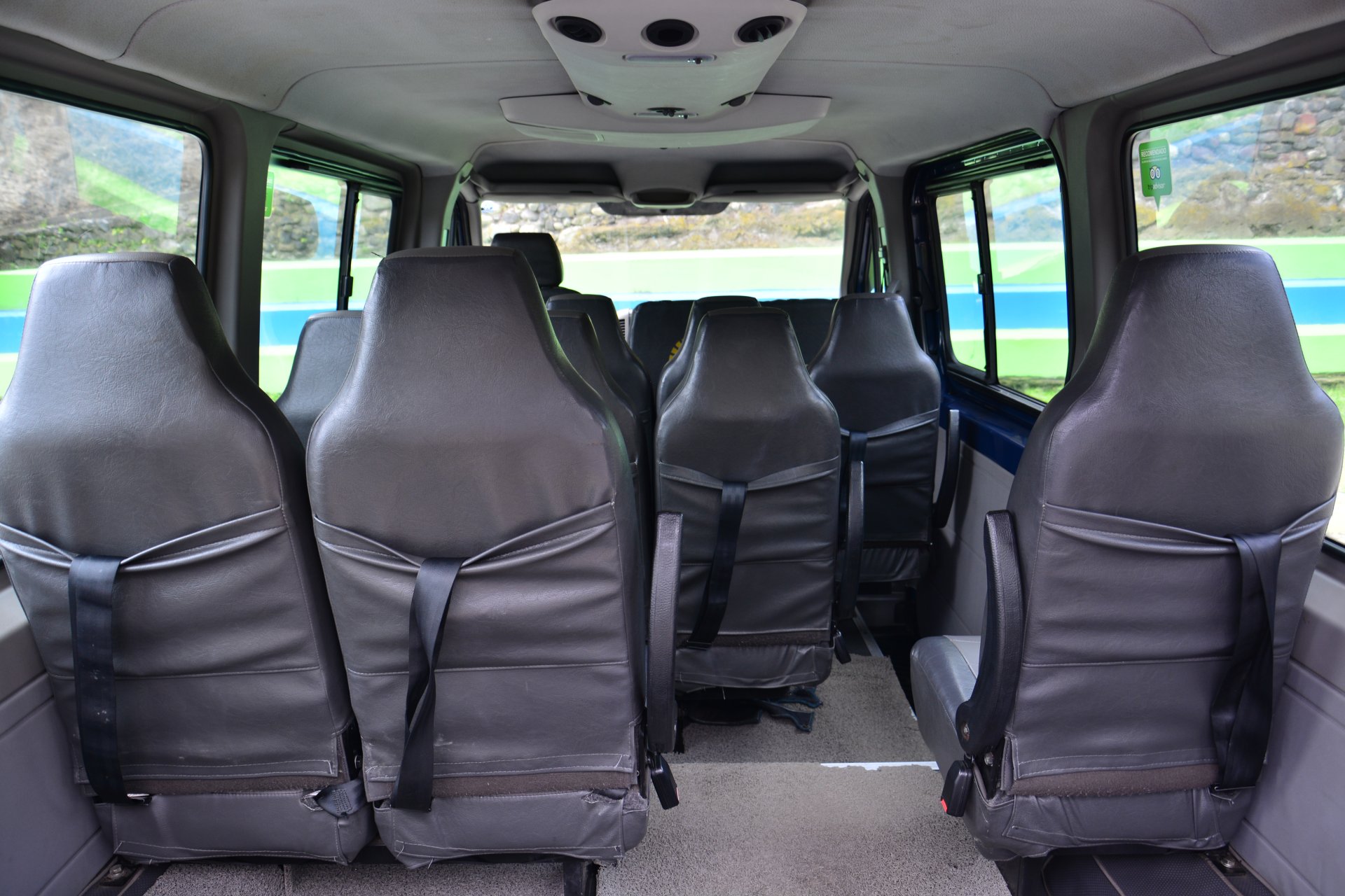 Van. Capacidad 12 pasajeros