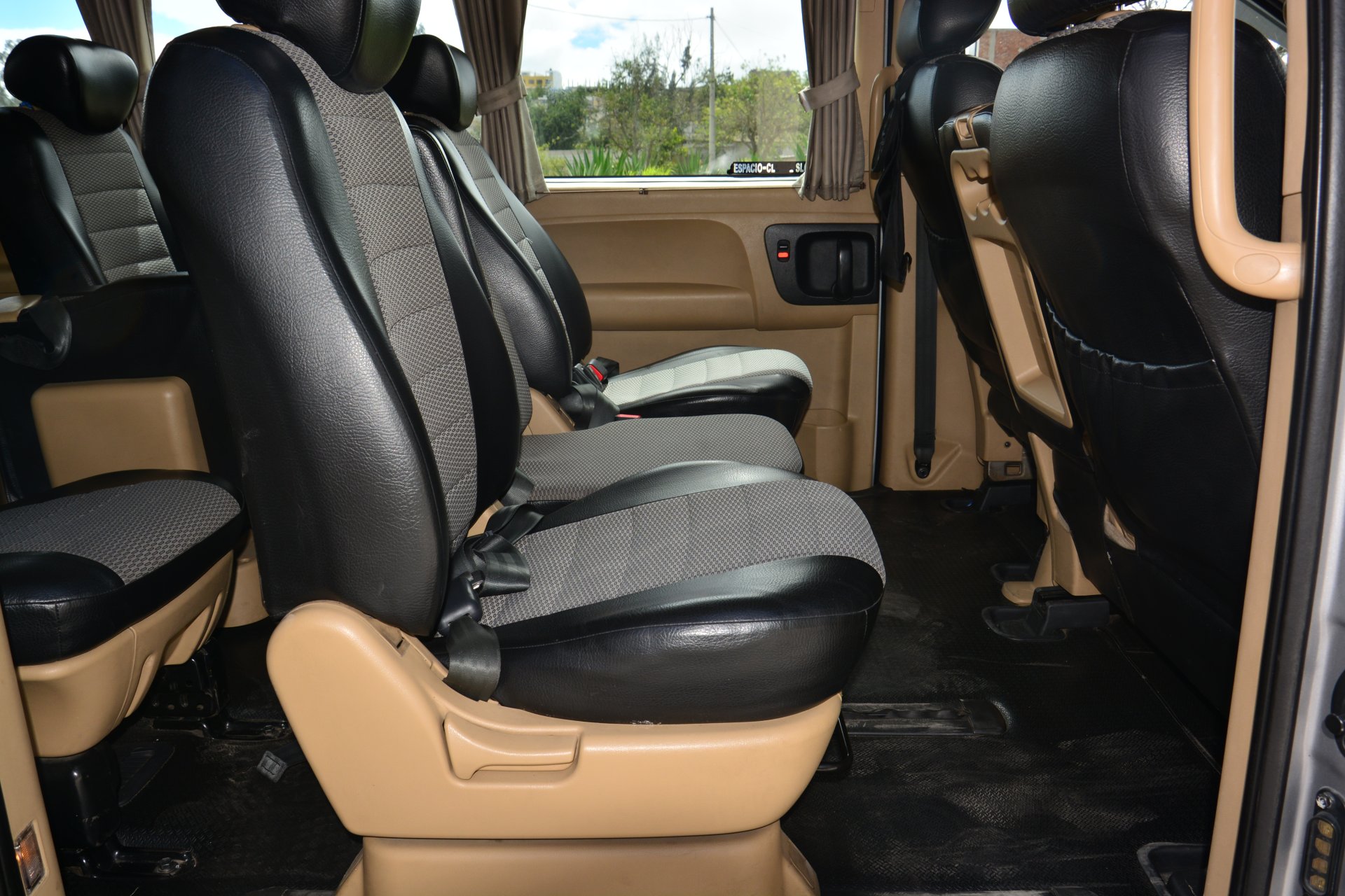 Minivan. Capacidad 5 pasajeros