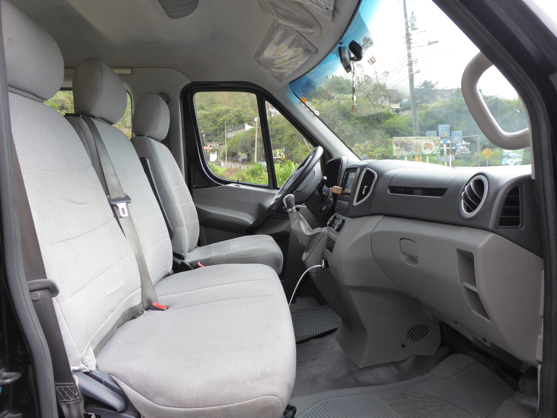 Mini Van. Capacidad 5 pasajeros