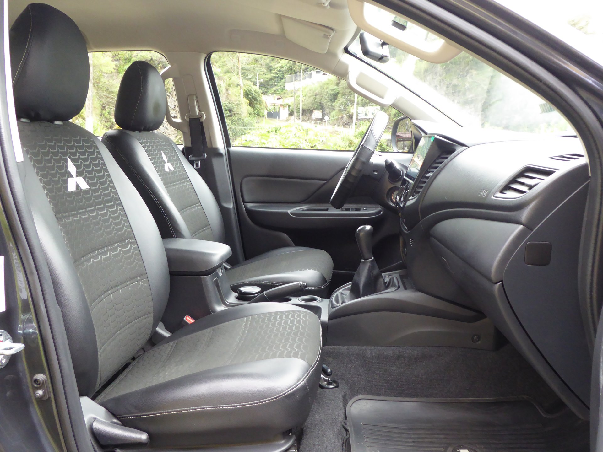 Camioneta. Capacidad 4 pasajeros 