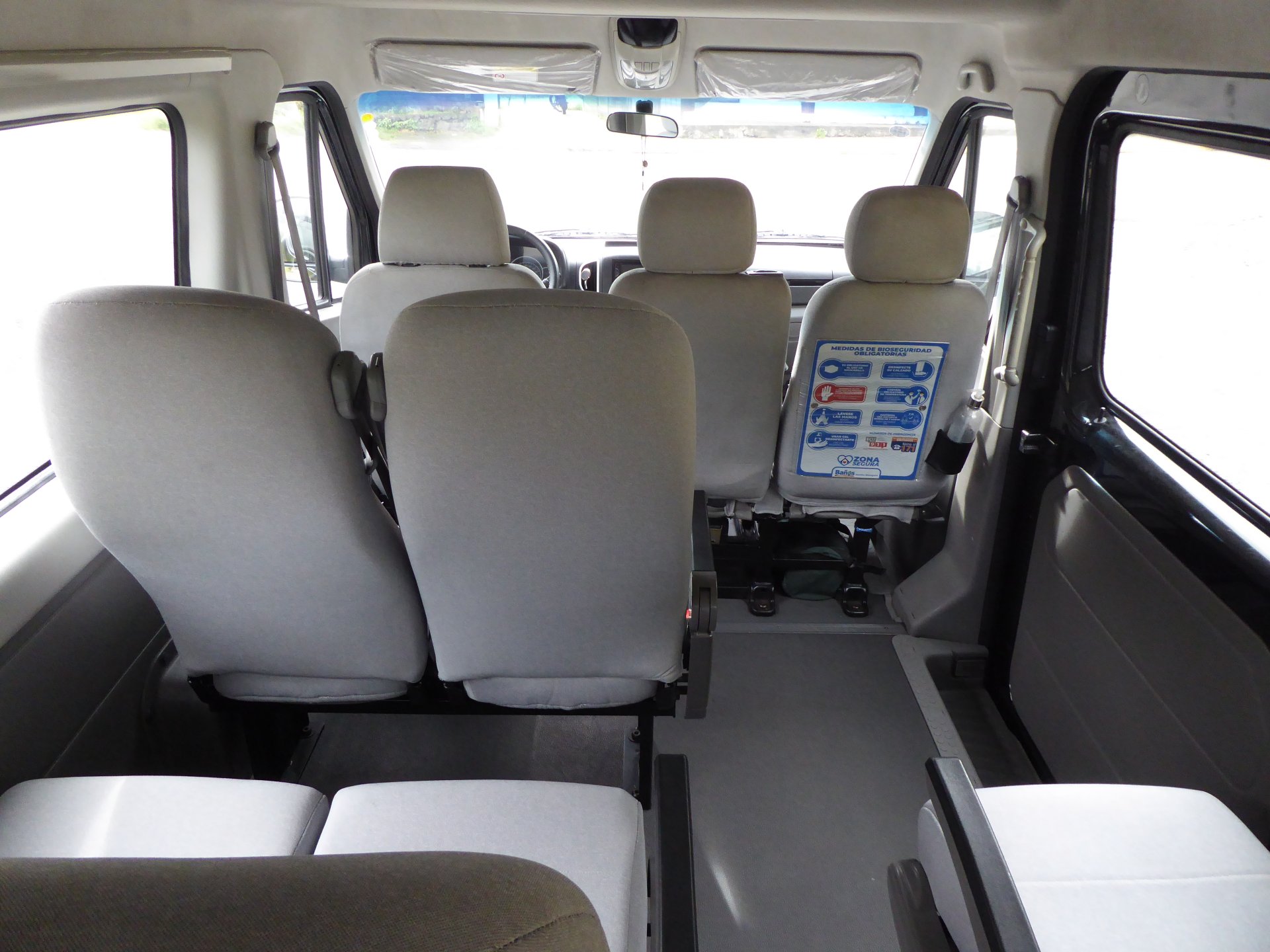 Mini Van. Capacidad 5 pasajeros