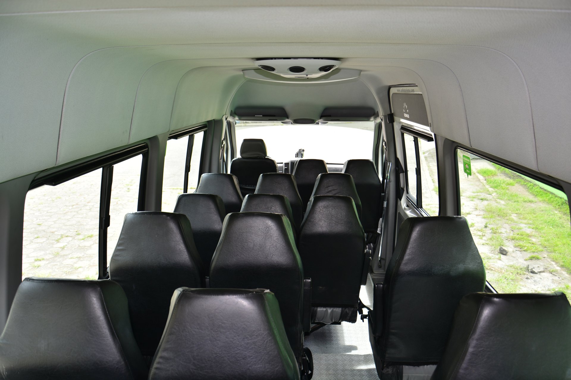 Minibus VolksWagen 18 passenger capacity