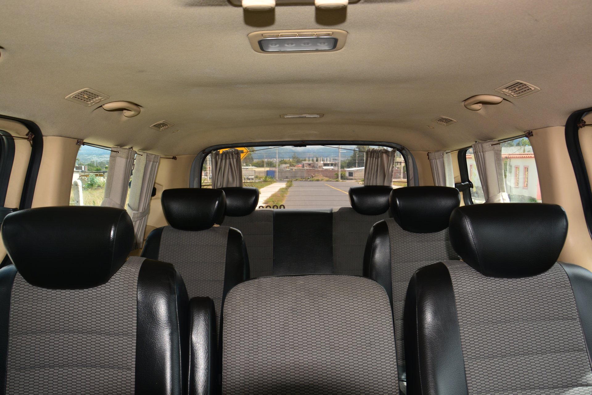 Minivan. Capacidad 5 pasajeros