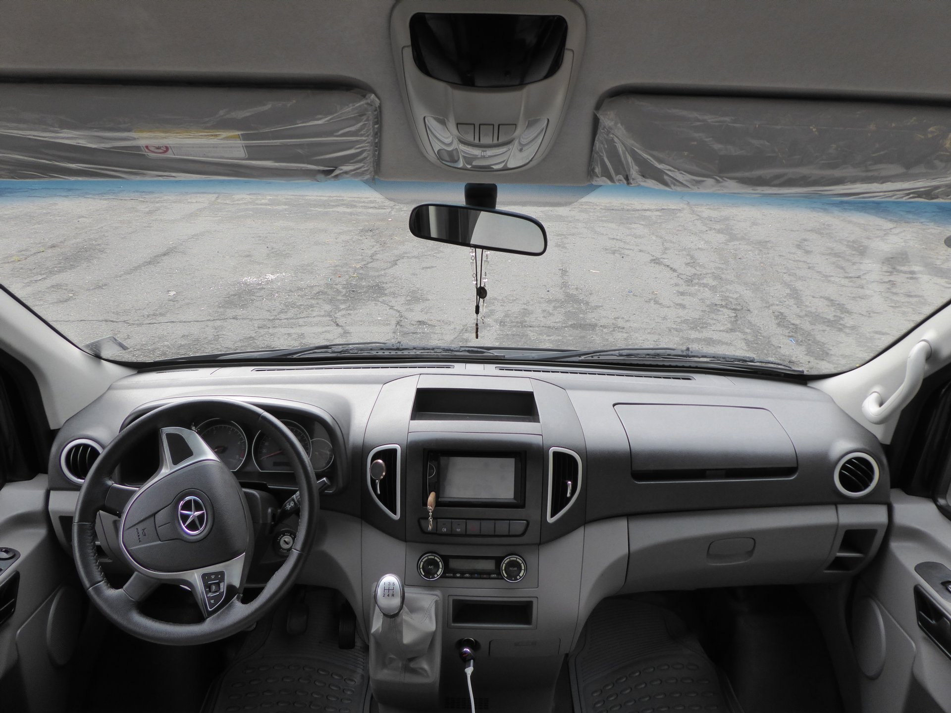 Mini Van. Capacidad 5 pasajeros